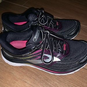 Brooks size 6 sneakers